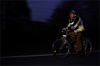 Mann auf Fahrrad mit Reflektoren