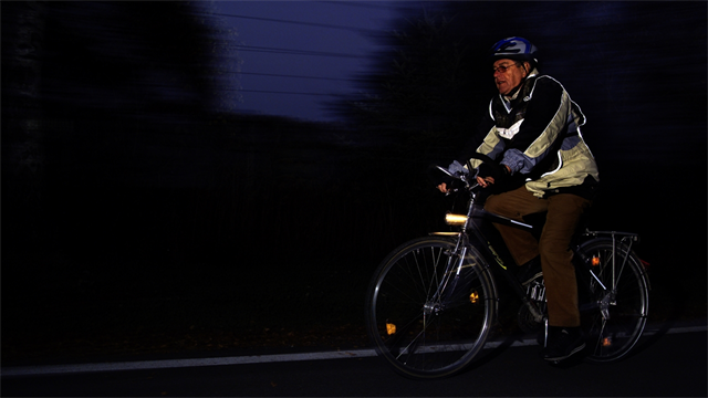 Mann auf Fahrrad mit Reflektoren