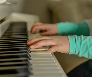 Symbolfoto Kinderhände auf Klavier