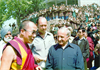 Dalai Lama Helmut Kutin Hermann Gmeiner in Indien 1982 Foto SOS-Kinderdorf Alexander Gabriel